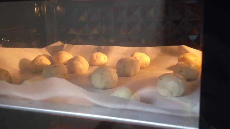 麻薯,再用手揉2分钟，分出几个小圆团，烤箱170°上下火中层烤25分钟