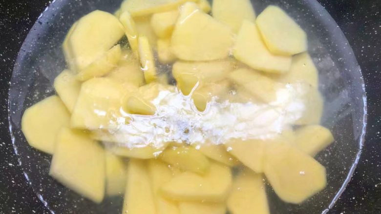香辣土豆,锅里放入一大碗水烧开，把土豆放入焯烫1分钟，焯好捞出来沥干水待用。