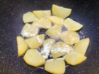 香辣土豆,热锅放入适量油，把土豆一块块放入煎制。