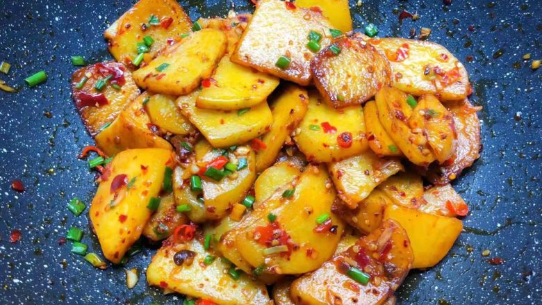 香辣土豆,放入葱花翻炒均匀，即可出锅。
