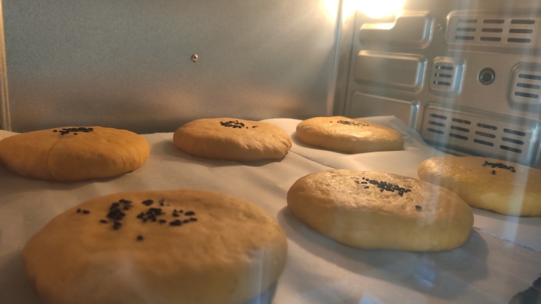 南瓜糯米夹心饼,放入烤箱中发酵1小时取出
预热200度10分钟，放入烤45分钟