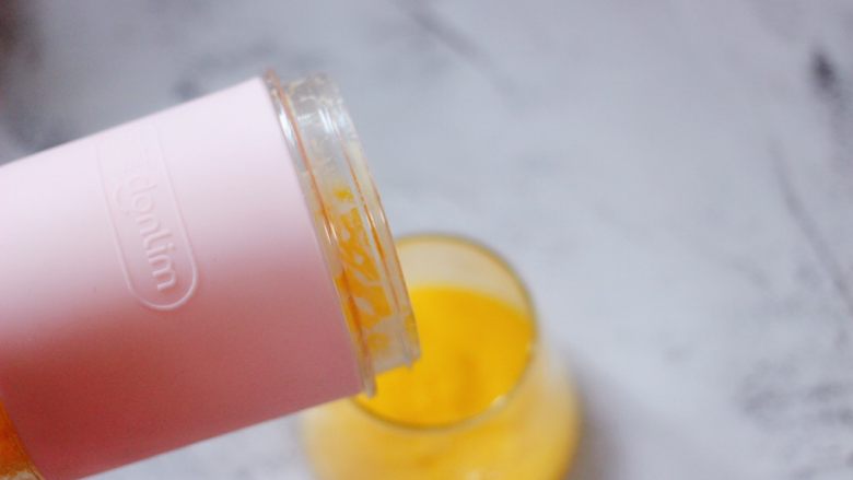 芒果苹果奶昔,香浓的爽滑的奶昔做好了，打开盖子倒入杯中。
