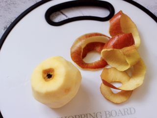 芒果苹果奶昔,苹果洗净后，先用水果刀去皮。