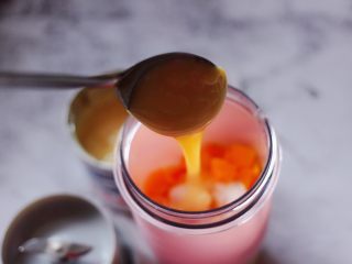 芒果苹果奶昔,加入炼乳增加口感。