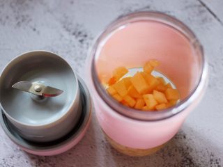 芒果苹果奶昔,先把苹果块放入果汁杯里。