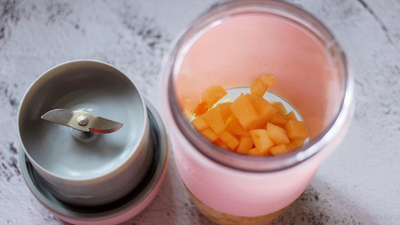 芒果苹果奶昔,先把苹果块放入果汁杯里。