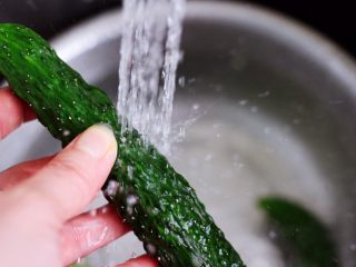 海米拌黄瓜,黄瓜先用清水浸泡一会儿后，用清水冲洗干净。