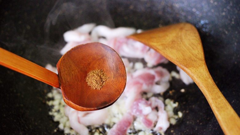芦笋炒肉,加入花椒增加香味。