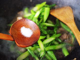 芦笋炒肉,根据个人口味，加入适量的盐和鸡精调味。