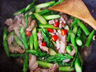 芦笋炒肉,大火翻炒至所有的食材和调料混合均匀后，加入小米辣。