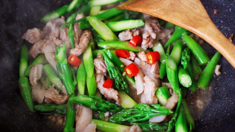 芦笋炒肉,大火翻炒至所有的食材和调料混合均匀后，加入小米辣。