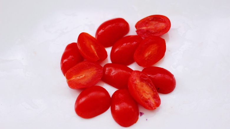 蒜香沙拉时蔬水果,<a style='color:red;display:inline-block;' href='/shicai/ 69615'>水果番茄</a>用刀一切两半。