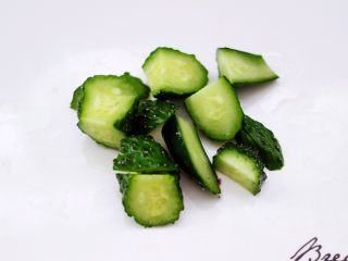 蒜香沙拉时蔬水果,黄瓜用刀切成滚刀块。