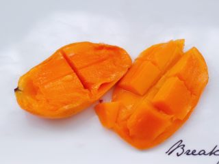 蒜香沙拉时蔬水果,芒果先用刀切开后，取出核。