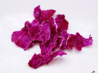 蒜香沙拉时蔬水果,把紫甘蓝用手撕成片状。