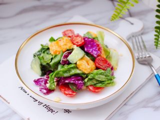 蒜香沙拉时蔬水果,好吃又营养丰富的沙拉水果蔬菜。