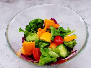 蒜香沙拉时蔬水果,把做好的所有食材放入碗里。