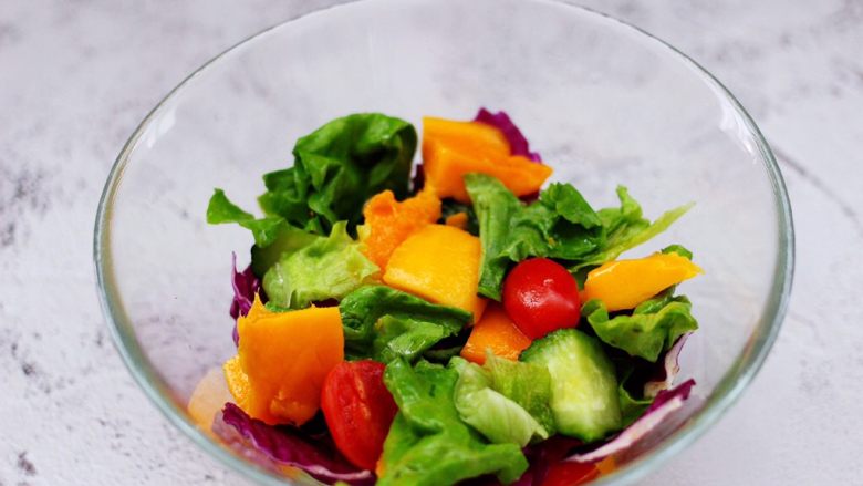 蒜香沙拉时蔬水果,把做好的所有食材放入碗里。