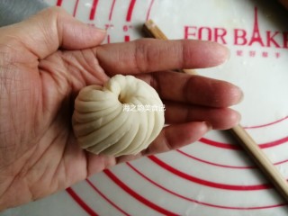 漩涡馒头卷,用筷子顶端在馒头胚中间戳一下，使漩涡卷更扁圆一点，全部依次做好，放在蒸屉里