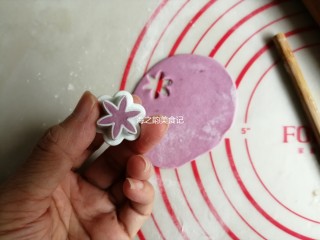 漩涡馒头卷,紫色小面团用擀面棍擀成薄面皮，用花型模具压出8朵小花，没有的话，也可以用其他形状的模具代替
