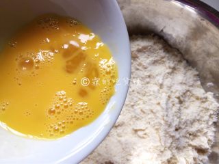 淡奶油葡萄干司康,随后加入打散的鸡蛋（留一点点，待会用来刷表面。）