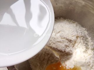 红糖芝麻千层饼,少量多次的加入开水，先揉成絮状。