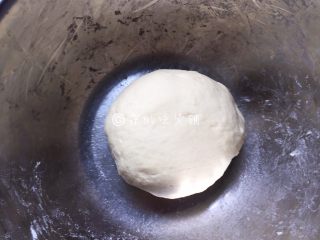 红糖芝麻千层饼,最后揉成一个光滑的面团，放在一边醒发片刻。