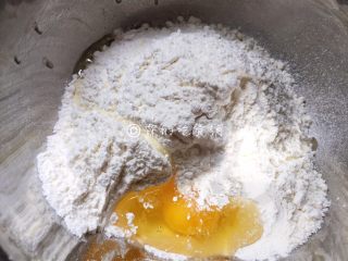 红糖芝麻千层饼,鸡蛋磕入面粉中。