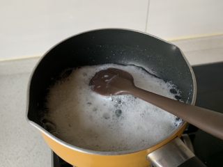 古早蛋糕,慢慢晃动锅子，大约100下，使其液体适当冷却，这样待会儿放面粉才不会过度熟化！
