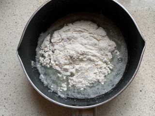 古早蛋糕,加入过筛的低粉，搅拌成无面粉颗粒的烫面糊