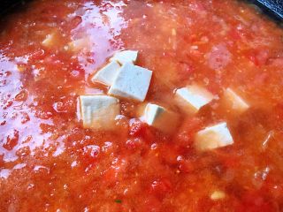 虾滑番茄豆腐蛋花羹,倒入适量清水再放入豆腐块大火煮至沸腾