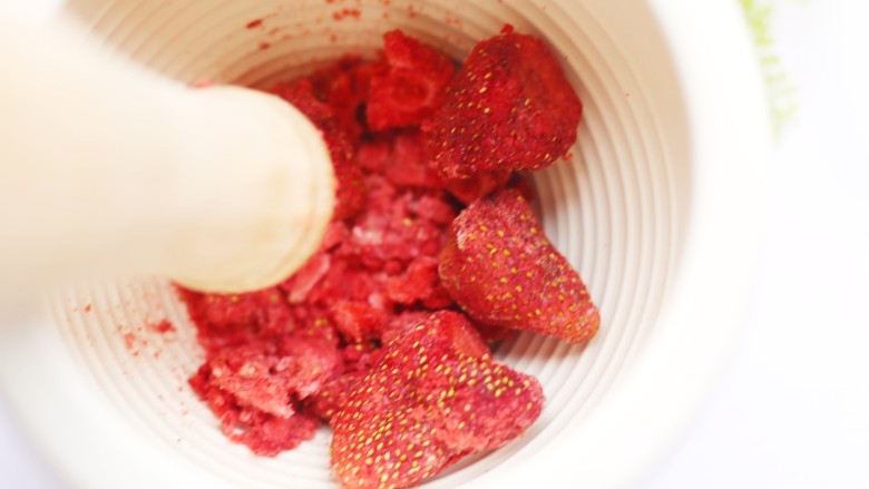 酸甜可口的草莓脆米粉球,草莓脆磨成粉。