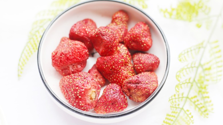 酸甜可口的草莓脆米粉球,草莓脆10个。