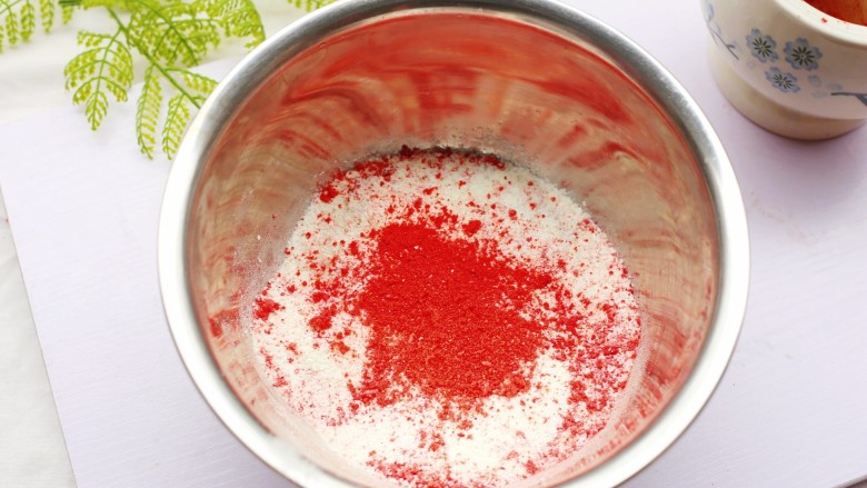 酸甜可口的草莓脆米粉球,加入磨好的草莓脆粉。