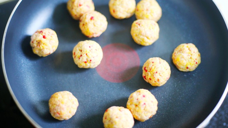酸甜可口的草莓脆米粉球,烙至米粉球呈金黄色。