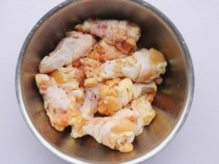 外酥里嫩的黄金炸鸡腿,处理好的鸡腿装入大盆中。