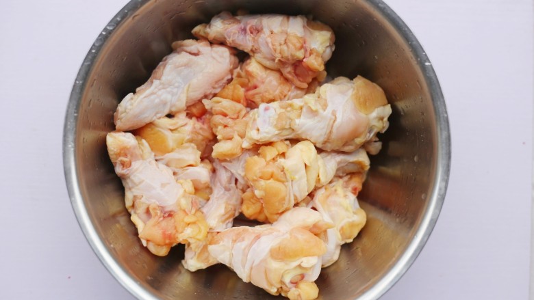 外酥里嫩的黄金炸鸡腿,处理好的鸡腿装入大盆中。