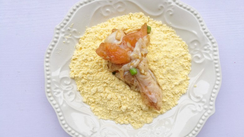 外酥里嫩的黄金炸鸡腿,鸡腿依次裹上一层淀粉。