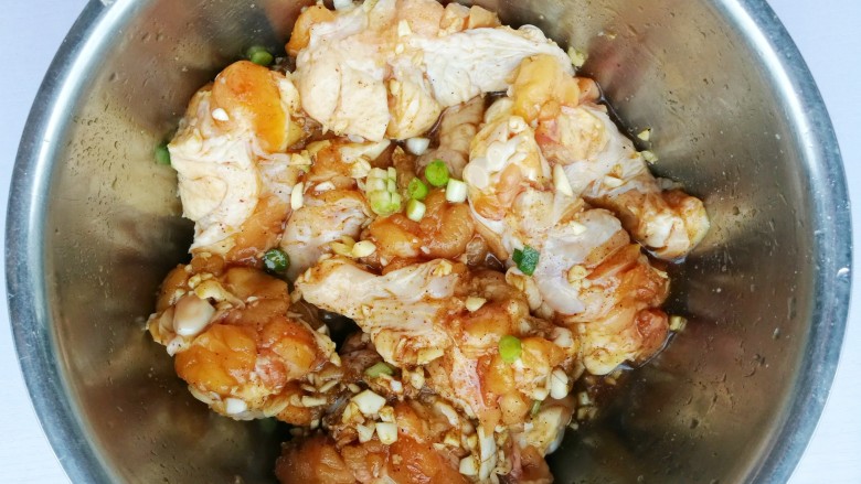 外酥里嫩的黄金炸鸡腿,搅拌均匀，腌制1小时以上。