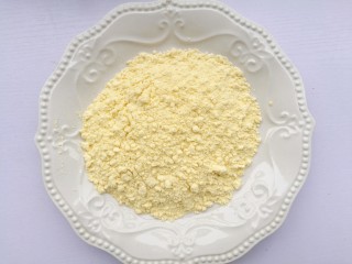 外酥里嫩的黄金炸鸡腿,准备一碗面粉。