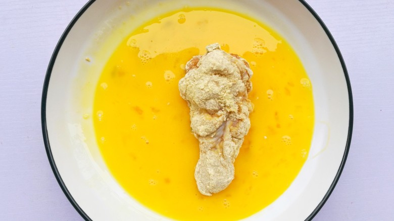 外酥里嫩的黄金炸鸡腿,一层鸡蛋液。