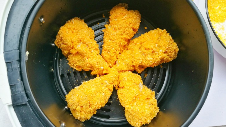 外酥里嫩的黄金炸鸡腿,放入预热好的空气炸锅内。