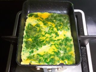 薄荷厚蛋烧,转动蛋烧锅，让鸡蛋液均匀的铺在锅底