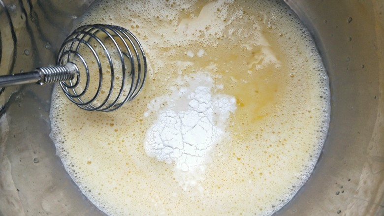 铜锣烧（印花版),加入泡打粉，盐，牛奶，蜂蜜搅拌均匀