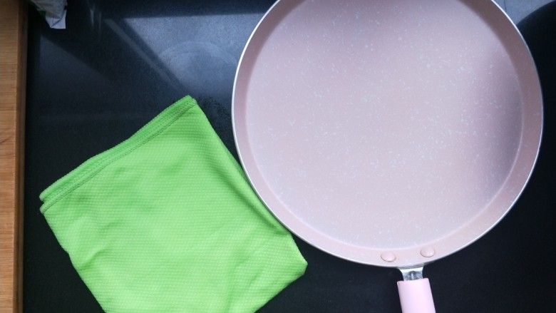 铜锣烧（印花版),准备平底锅，一块湿毛巾。平底锅最好是没有花纹的，烙出来平整，美观。湿毛巾是用来给锅子降温的。