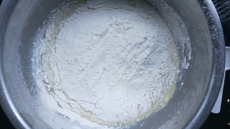 铜锣烧（印花版),最后筛入低筋面粉。面粉最好过筛。搅拌均匀。