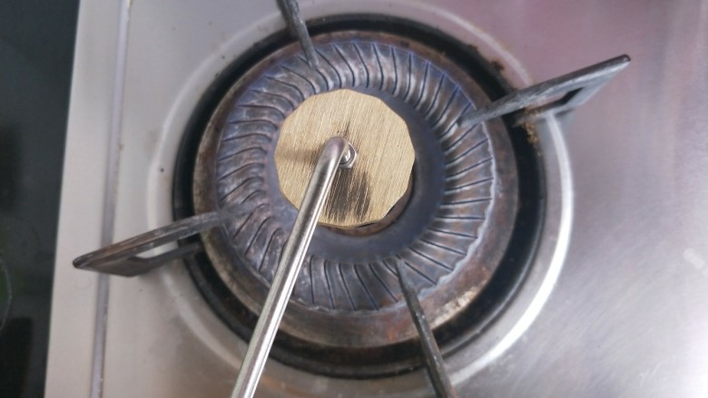 铜锣烧（印花版),铜烙印放在煤气灶火苗上加热一会。