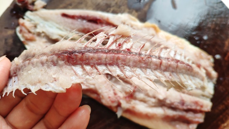 炸鲅鱼丸子,去掉两侧的鱼刺和中间的主刺，用刀将鱼肉从鱼皮上刮下来，这样就很轻松的把鱼皮也去掉了。