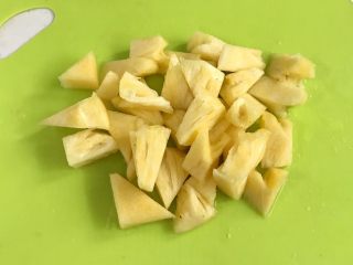 菠萝咕噜肉,用刀把菠萝也切块。