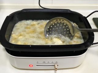 菠萝咕噜肉,锅中倒入800毫升的食用油，油温约6成热，依次把肉块入锅中炸制。